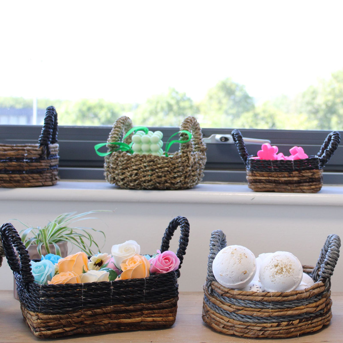 Banana Leaf & Hitam Raffia Basket- Set of 2